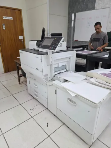 Impressora de Produção Colorida Ricoh Pro C5210s - Multifuncional