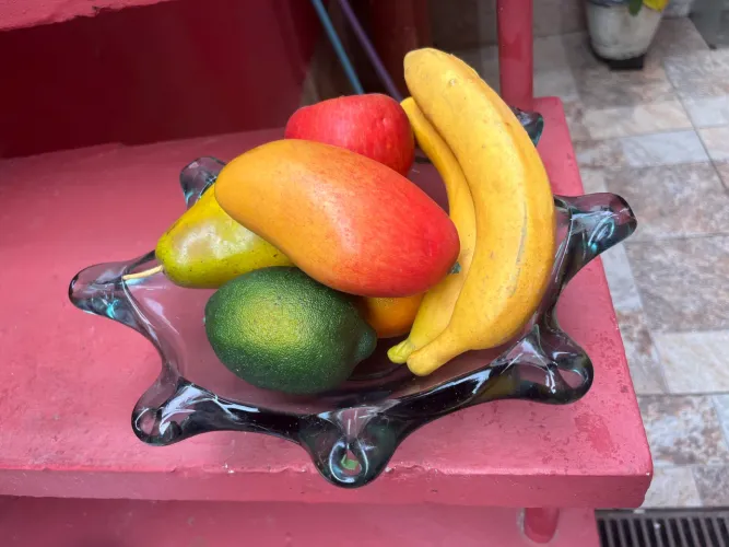 Linda fruteira com as frutas