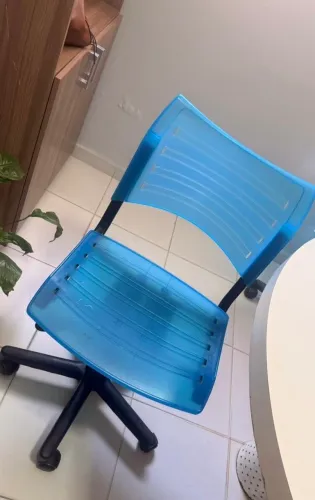 Vendo 04 cadeiras para escritório com rodinhas