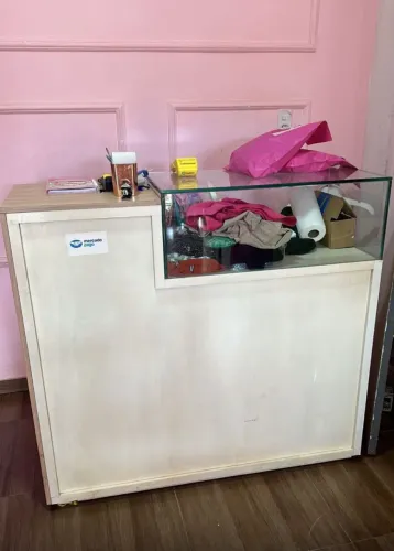 Balcão e provador em ótimo estado acompanhar 2 manequim