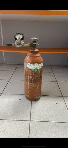 cilindro de gás hélio com regulador de gás Hélio para uso de balões