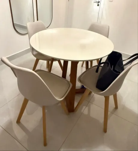 Mesa com 4 cadeiras