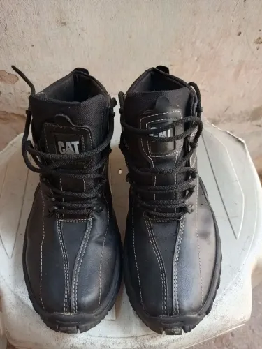 Vendo bota só dois meses de uso tamanho 41 valor 80 reais 