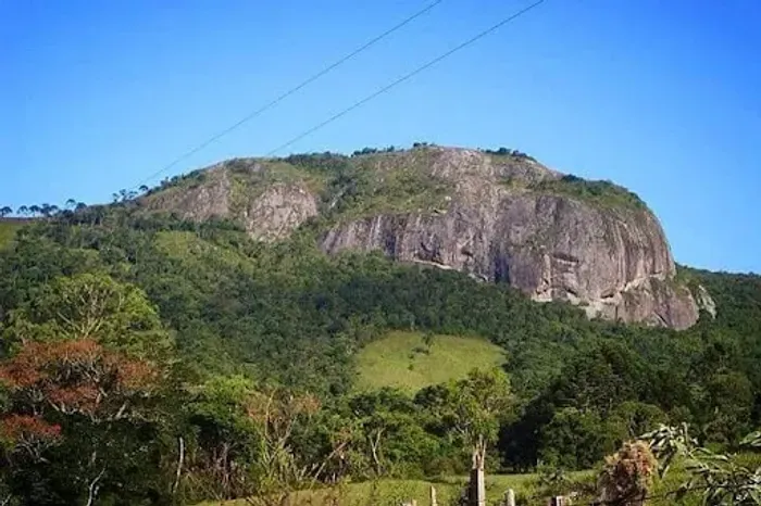 Propriedade com a Pedra do Jair, restaurante, casa de apoio e dois chalés à venda, 605.000
