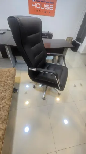1 Cadeira Presidente giratória, sistema relax, possuo 2 unidades