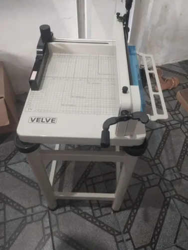 Guilhotina semi industrial com mesa, corta até 400 folhas