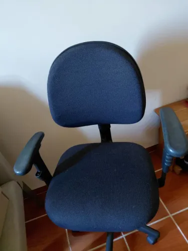 Cadeira giratória e ajustável 