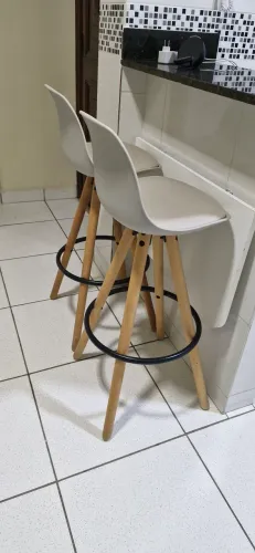 Par de banquetas Altas Eames com Encosto e Base em Madeira - Lindas!