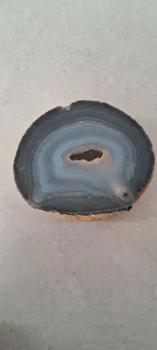 Pedra Ágata azul com geodo no centro