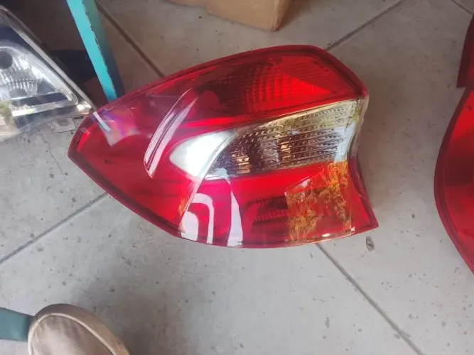 Lanterna esquerda Ford Ka Sedan 2020