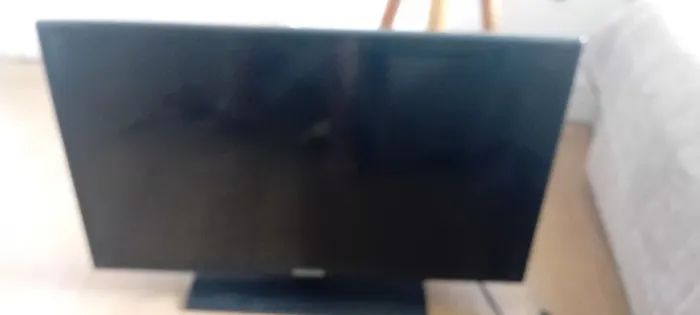 Tv 32 polegadas com pequeno defeito de imagem