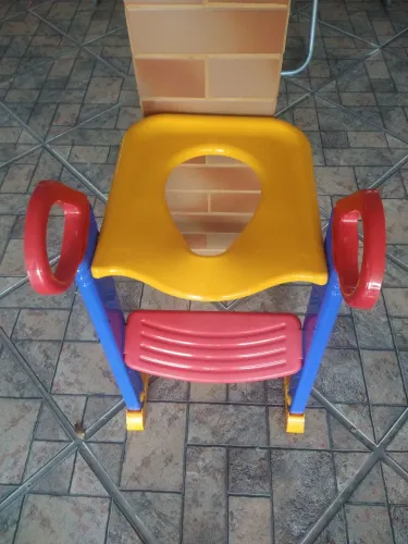 Assento infantil adaptador para vaso sanitário.
