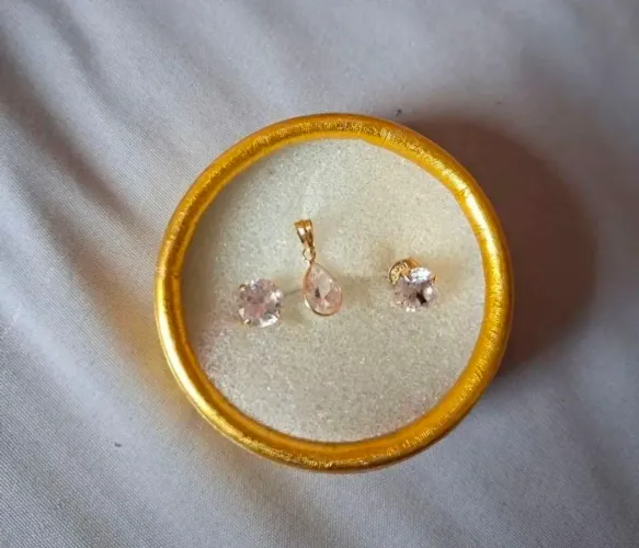 Vendo um conjunto de brincos com pingentes de ouro com zircônia 