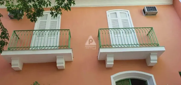 CASARÃO NA URCA DE 5 QUARTOS COM ESPAÇO PARA 2 CARROS, NÃO TOMBADA!!!!