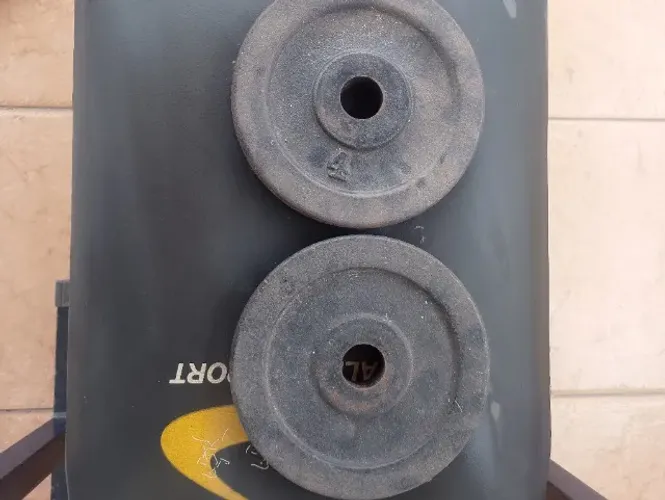 Banco supino com barras e anilhas
