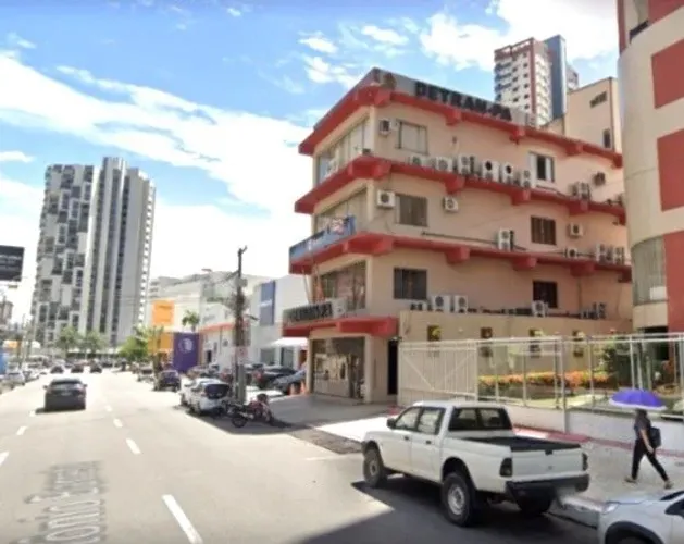 Prédio comercial na Rua Antônio Barreto