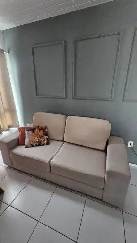 Vendo sofá de 1,80 m por 90 cm de profundidade em ótimo estado de conservação 