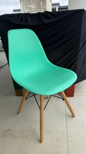 CADEIRA EAMES BRANCA, AZUL BEBÊ E AMARELO 