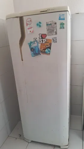 Geladeira usada, precisa trocar o motor apenas,. Motivo da venda urgente, ganhei outra.