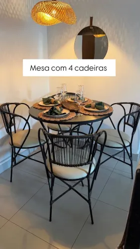 Mesa redonda de jantar com quatro cadeiras