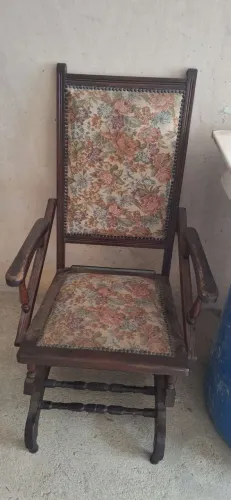Cadeira Antiga de balanço madeira maciça em bom estado.