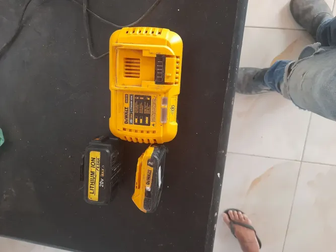 Garregador de bateria pra parafusadeira Dewalt e lithum de 20 v imax.