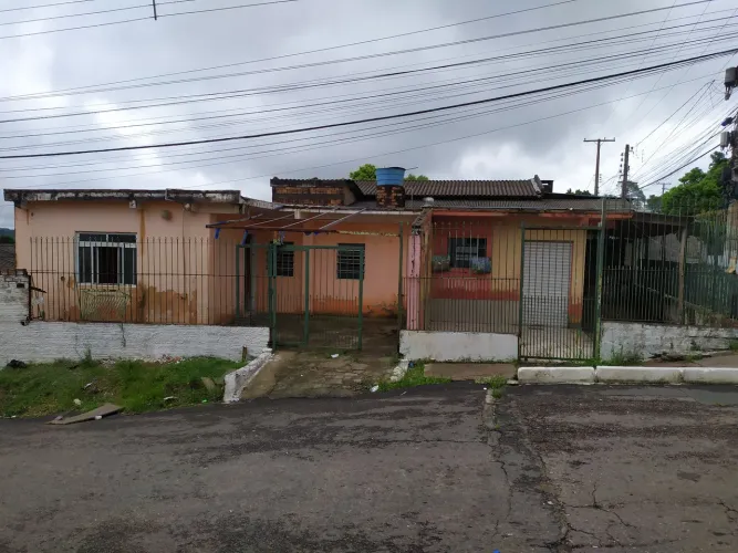 Casa de esquina com sala comercial 