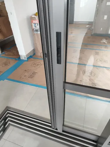 Vendo porta de vidro com esquadria de alumínio..linha Gold