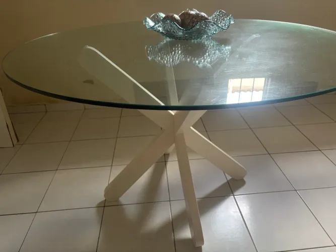Mesa redonda com tampo de vidro Tok Stok