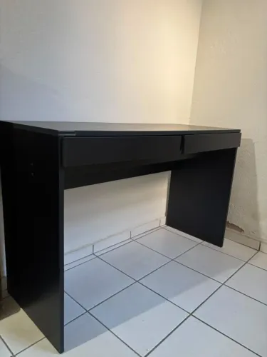 Escrivaninha preta em MDF em perfeito estado!