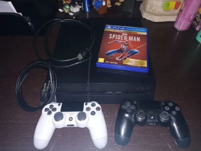 Ps4 semi novo com games e controles inclusos