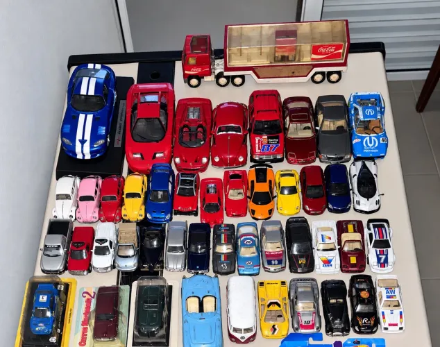 Lote de Miniaturas Colecionáveis - Carros Clássicos, Esportivos, Corrida + Caminhão Coca-