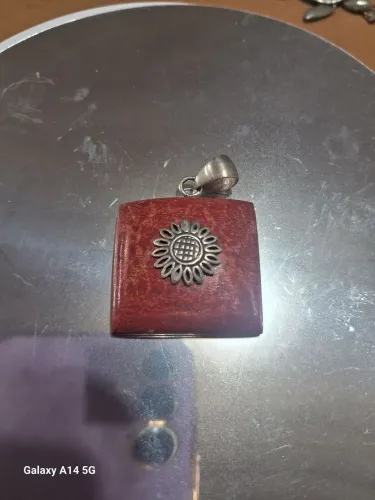 Pingente de girassol em prata e coral reconstituído.