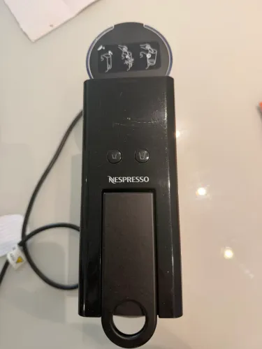 Cafeteira Nespresso Essenzia mini preta