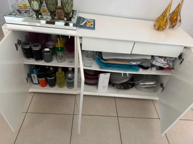 Buffet laqueado branco, com três portas
