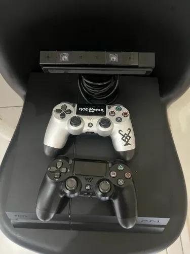 Ps4 completo,com 2 controles,1 personalizado e uma câmera original do ps4
