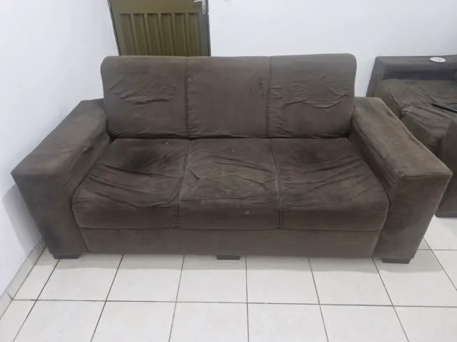 Sofá 3 lugares marrom usado