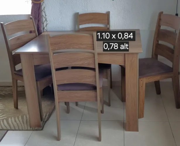 Mesa retangular com 4 cadeiras
