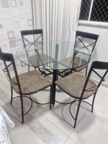 Mesa de jantar de vidro com 4 cadeiras 