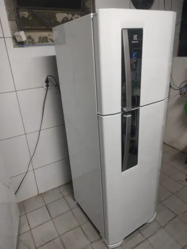 Geladeira Electrolux Fróis Free gelando perfeitamente bem conservada faço entrega
