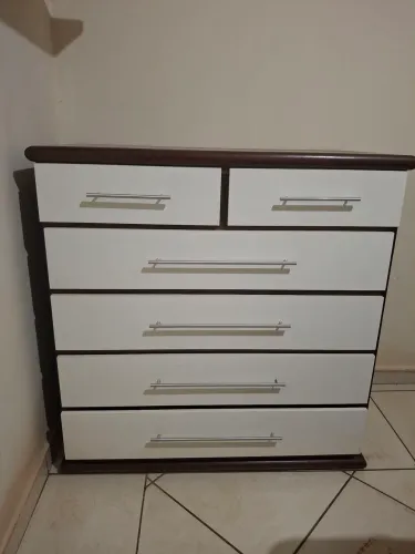 Cômoda branca madeira maciça pesada.