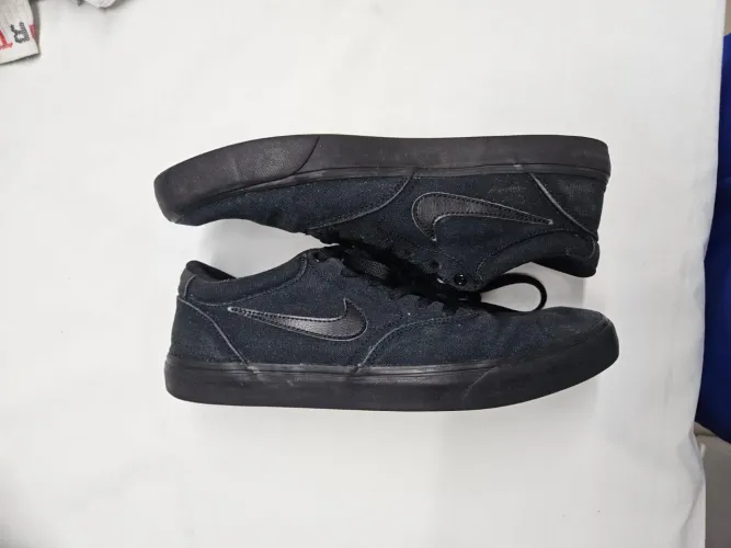 tênis Nike SB Chron 2 Canvas na cor preto total.