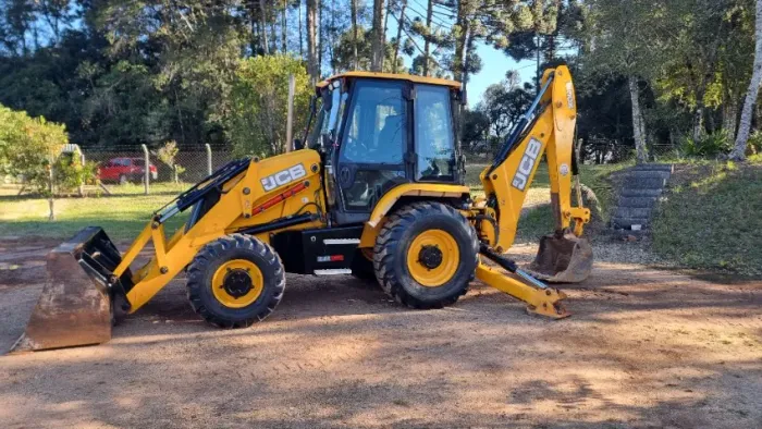 Retroescavadeira JCB 3CX 2.019