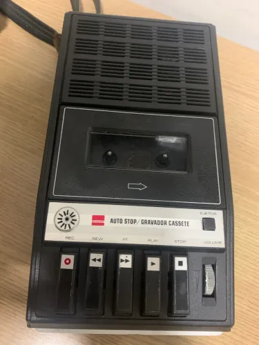 Antigo gravador Sharp toca fitas cassette K7