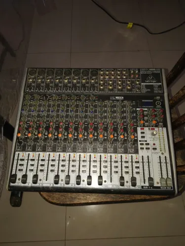 Mesa de som Behringer 12 canais