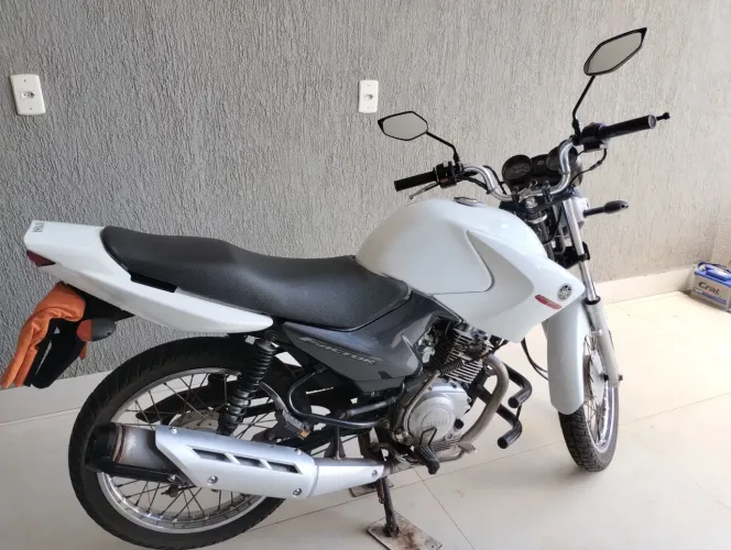 YBR factor 125 Branca
