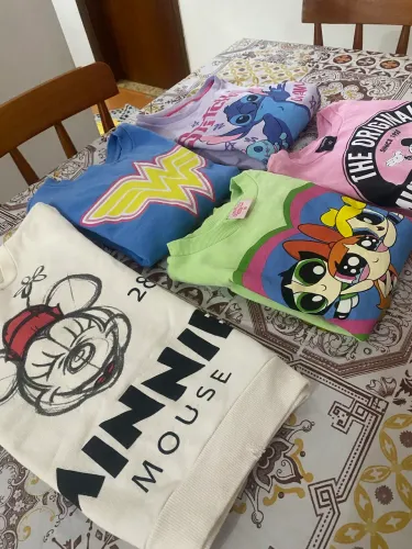 Blusas Tm 10 usada poucas vezes  todas da Disney 