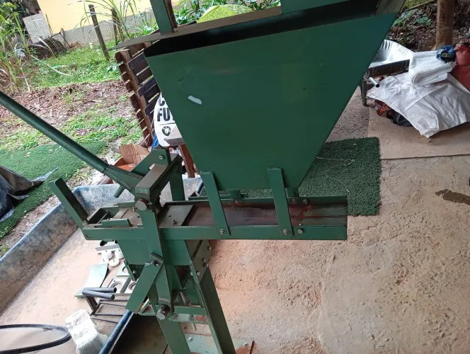 Prensa e equipamentos para produção de tijolo ecológico.