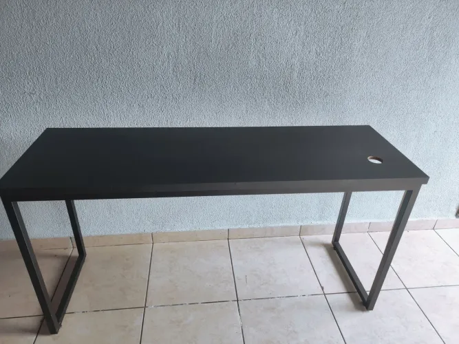 Vende-se mesa bem conservada