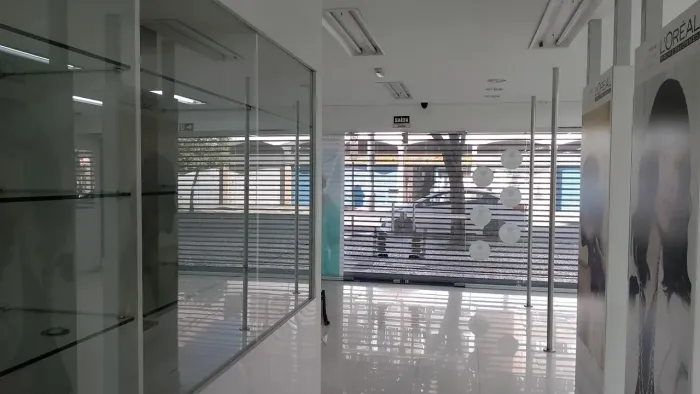 Prédio com 3 andares ao lado do Hotel Jonhscher na Rua Barão do Rio Branco.